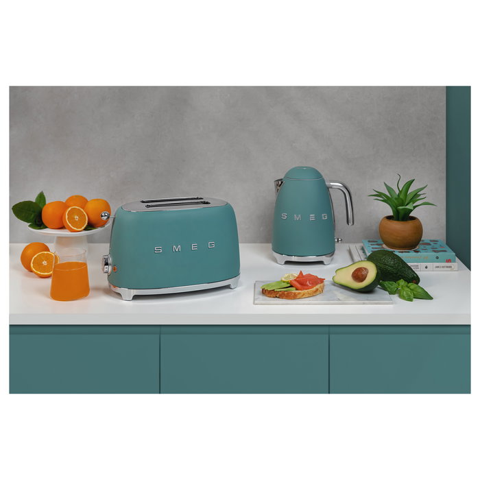 SMEG KLF03EGMEU Hervidor de Agua Retro 1.7L 2400W Verde Esmeralda, Estilo Años 50, Acero Inoxidable, Base Giratoria 360°, Sin Cables