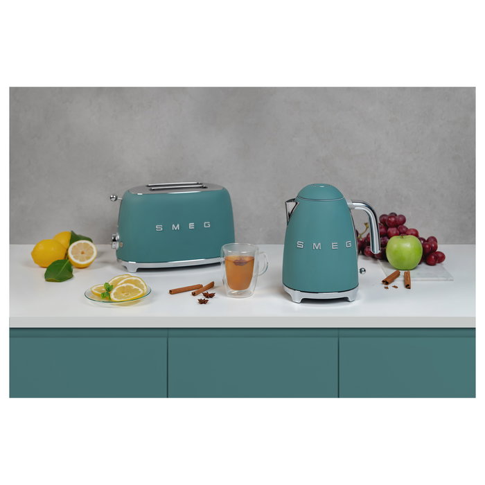 SMEG KLF03EGMEU Hervidor de Agua Retro 1.7L 2400W Verde Esmeralda, Estilo Años 50, Acero Inoxidable, Base Giratoria 360°, Sin Cables