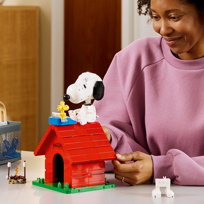 LEGO Ideas Peanuts: La Caseta de Snoopy 21368 Set de Construcción para Adultos, 964 Piezas