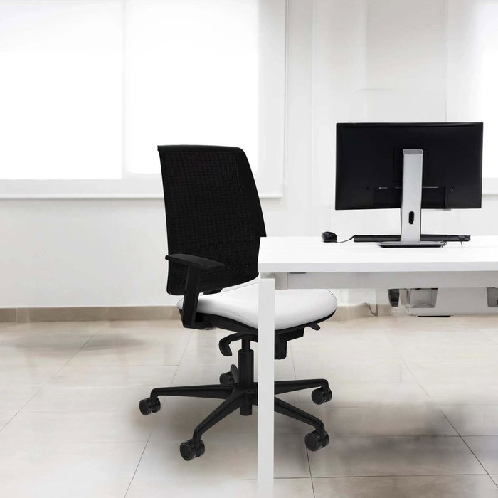 Silla de oficina Alares con mecanismo Sincro tapizada con Tela color Azul claro y malla color Negro. Equipada con lumbar 1D, Brazos 1D y Ruedas 65mm nailon