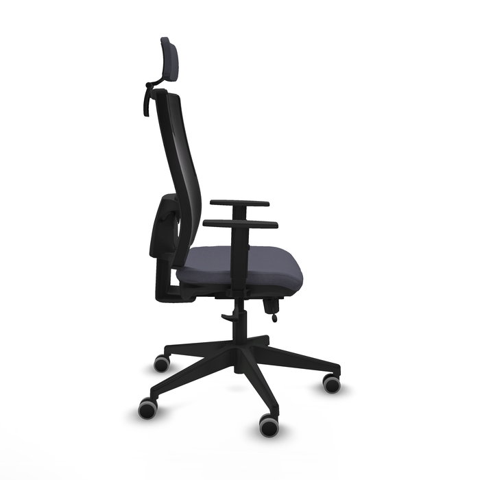 Silla de oficina Horna con mecanismo Sincro/Traslack tapizada con Tela color Gris oscuro y malla color Negro. Equipada con lumbar 1D, Brazos 1D, Cabecero 2D y Ruedas 65 mm parqué