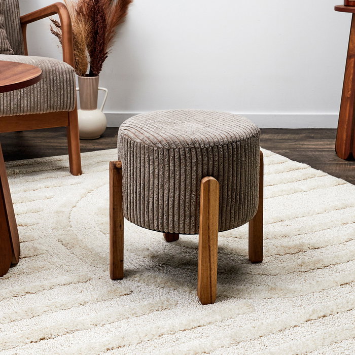 Home Deco Factory Taburete Con Patas Scott Taupé Colección Cocooning Tapizado Acanalado Poliéster Patas Madera Acacia 35x35 cm