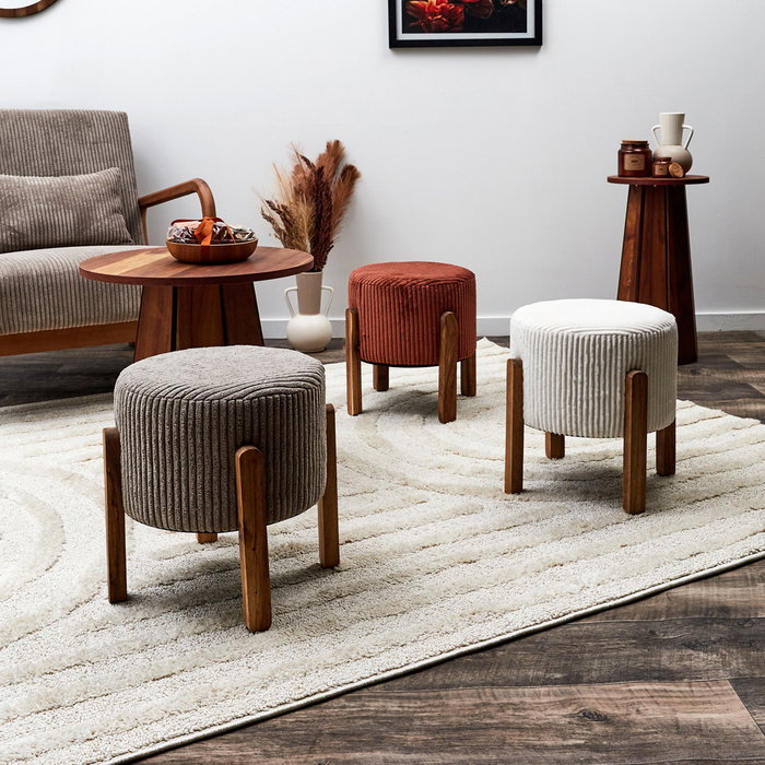 Home Deco Factory Taburete Con Patas Scott Taupé Colección Cocooning Tapizado Acanalado Poliéster Patas Madera Acacia 35x35 cm