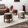 Home Deco Factory Taburete Con Patas Scott Taupé Colección Cocooning Tapizado Acanalado Poliéster Patas Madera Acacia 35x35 cm
