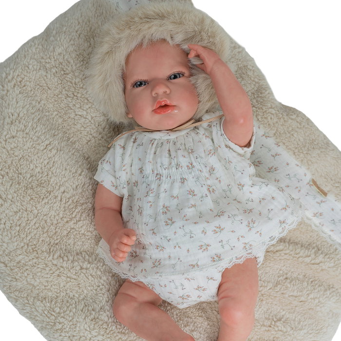 Muñecas Arias Isabella Beige con Cojín de 40 cm
