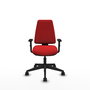 Silla de oficina Elche con mecanismo Asincro tapizada con Similpiel color Rojo. Equipada con Base piramidal negra, Brazos 1D y Ruedas 65mm nailon
