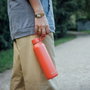 QUOKKA Botella Termo 630 ml de Acero Inoxidable con Colgador Color Naranja - Solid Orange