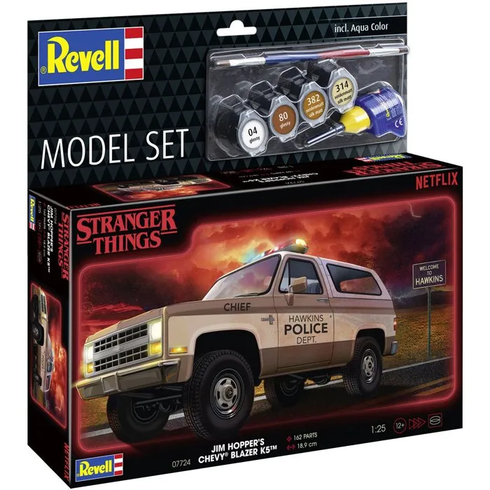 Revell AAAUC90900 - Coche a escala, Set de modelismo Stranger Things Chevrolet K5 Blazer con pegamento, pinturas y accesorios