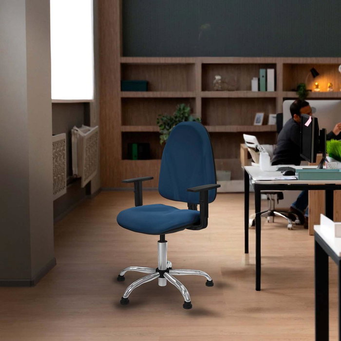 Silla de oficina Algarra con mecanismo Contacto permanente básico tapizada con Similpiel color Gris. Equipada con Base cromada, Brazos 1Dy Topes