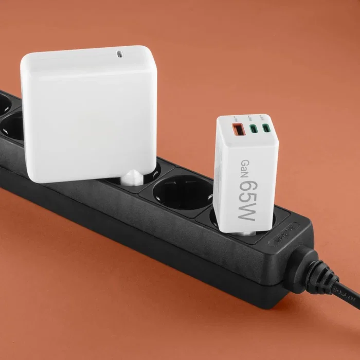 Hama 00201996 Cargador de Red GaN 65W PD/QC, 3 Puertos (2x USB-C + 1x USB-A), Blanco - Carga Rápida para Smartphone, Tablet y Portátil