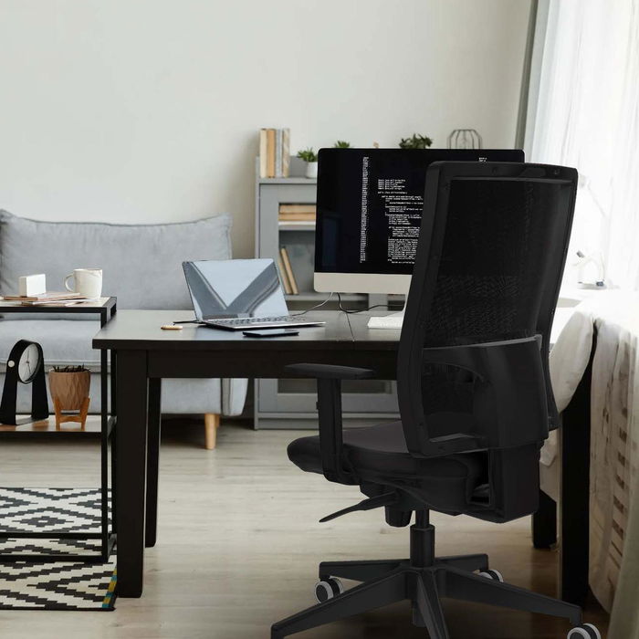 Silla de oficina Horna con mecanismo Sincro tapizada con Similpiel color Gris y malla color Negro. Equipada con lumbar 1D, Brazos 1D y Ruedas 65 mm parqué