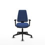 Silla de oficina Elche con mecanismo Contacto permanente básico tapizada con Tela color Azul marino. Equipada con Base piramidal negra, Brazos 1D y Ruedas 65 mm parqué