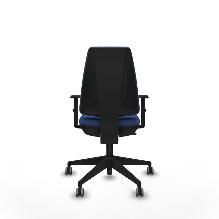 Silla de oficina Elche con mecanismo Contacto permanente básico tapizada con Tela color Azul marino. Equipada con Base piramidal negra, Brazos 1D y Ruedas 65 mm parqué