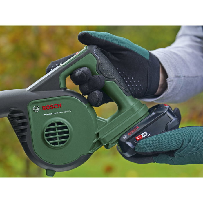 Bosch UniversalLeafBlower 18V-130 Soplador de hojas inalámbrico con batería de 2,5 Ah