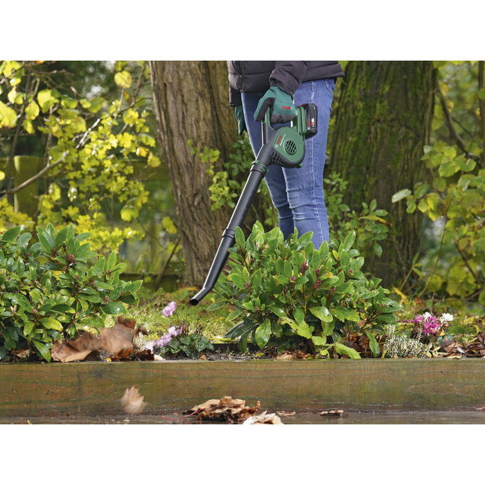 Bosch UniversalLeafBlower 18V-130 Soplador de hojas inalámbrico con batería de 2,5 Ah