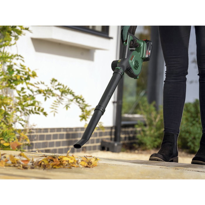 Bosch UniversalLeafBlower 18V-130 Soplador de hojas inalámbrico con batería de 2,5 Ah