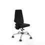 Silla de oficina Elche con mecanismo Asincro tapizada con Tela color Negro. Equipada con Base cromada, Sin brazos y Ruedas 65 mm parqué
