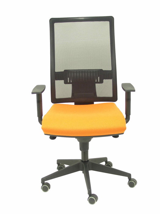 Silla de oficina Horna con mecanismo Sincro tapizada con Tela color Naranja y malla color Negro. Equipada con lumbar 1D, Brazos 1D y Ruedas de parqué
