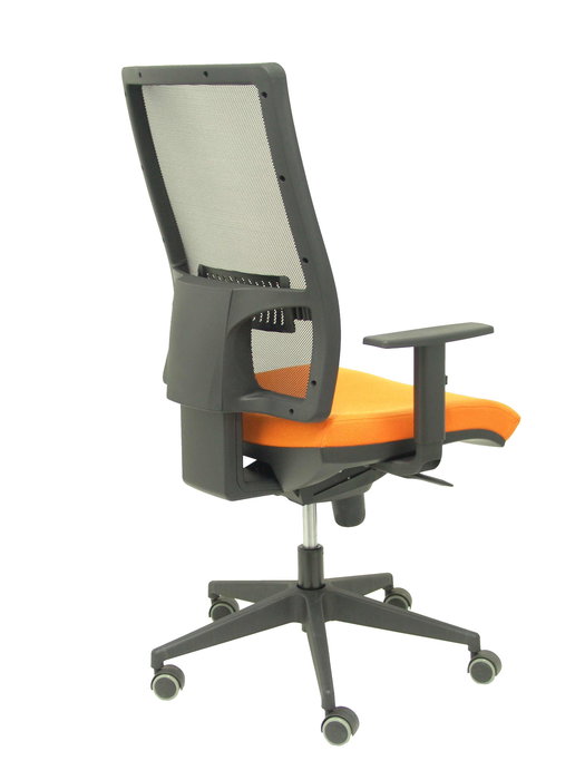 Silla de oficina Horna con mecanismo Sincro tapizada con Tela color Naranja y malla color Negro. Equipada con lumbar 1D, Brazos 1D y Ruedas de parqué