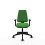 Silla de oficina Elche con mecanismo Asincro tapizada con Tela color Verde. Equipada con Base piramidal negra, Brazos 1D y Ruedas 65mm nailon