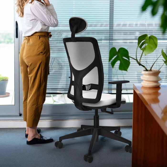 Silla de oficina Motilla con mecanismo Sincro tapizada con Tela color Marrón oscuro y malla color Blanco. Equipada con lumbar 1D, Brazos 1D, Cabecero Fijo y Ruedas 65mm nailon