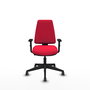 Silla de oficina Elche con mecanismo Contacto permanente básico tapizada con Tela color Rojo. Equipada con Base piramidal negra, Brazos 1D y Ruedas 65 mm parqué