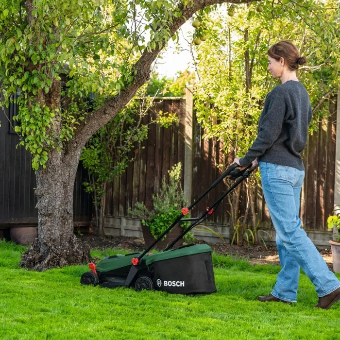 Bosch ROTAK18V-32 Cortacésped inalámbrico, Ancho de corte 32 cm, Incluye bolsa recolectora 35 L, función mulching, batería y cargador