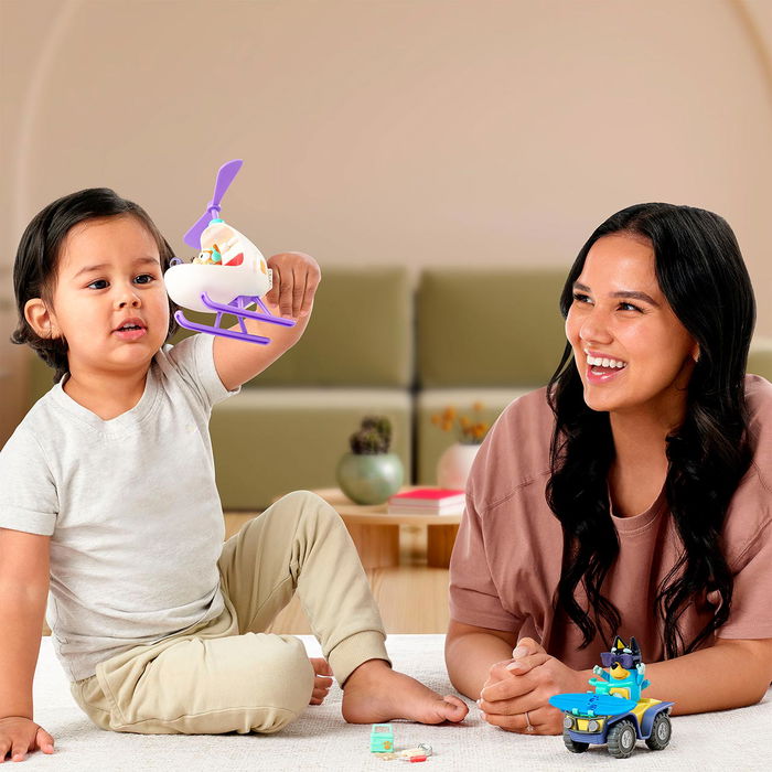 Famosa Bluey Vehículos Con Figura S3 Bly62000 Incluye Figuras de Bandit y Bingo