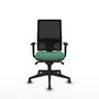Silla de oficina Horna con mecanismo Sincro tapizada con Tela color Verde esmeralda y malla color Negro. Equipada con lumbar 1D, Brazos 1D y Ruedas 65 mm parqué