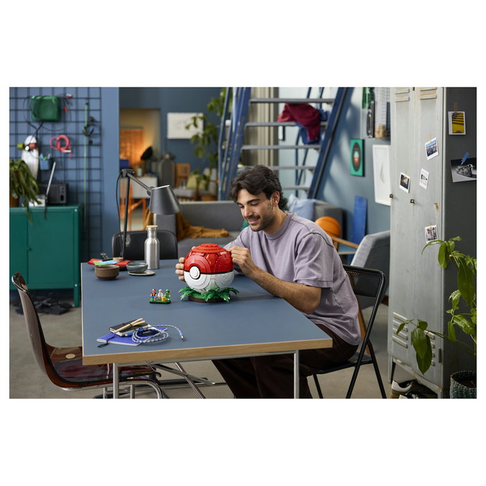 LEGO 72154 Pokémon Poké Ball con Momentos Icónicos de Entrenadores