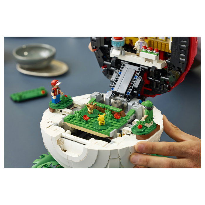 LEGO 72154 Pokémon Poké Ball con Momentos Icónicos de Entrenadores