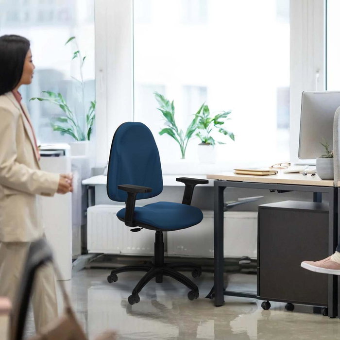 Silla de oficina Algarra con mecanismo Contacto permanente básico tapizada con Similpiel color Rojo. Equipada con Base poliamida negra, Brazos 2D y Ruedas de parqué