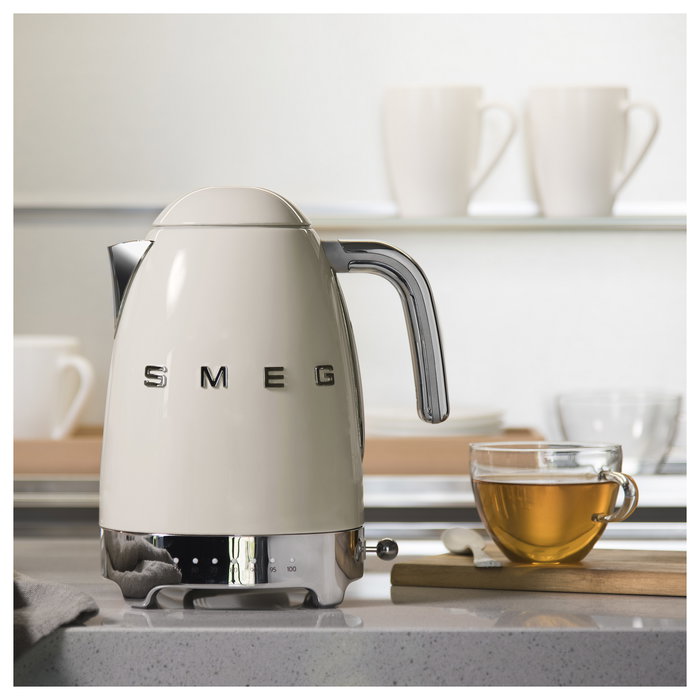 SMEG KLF04CREU Hervidor de Agua Retro 50s Style 1.7L 2400W Acero Inoxidable 7 Temperaturas Color Crema