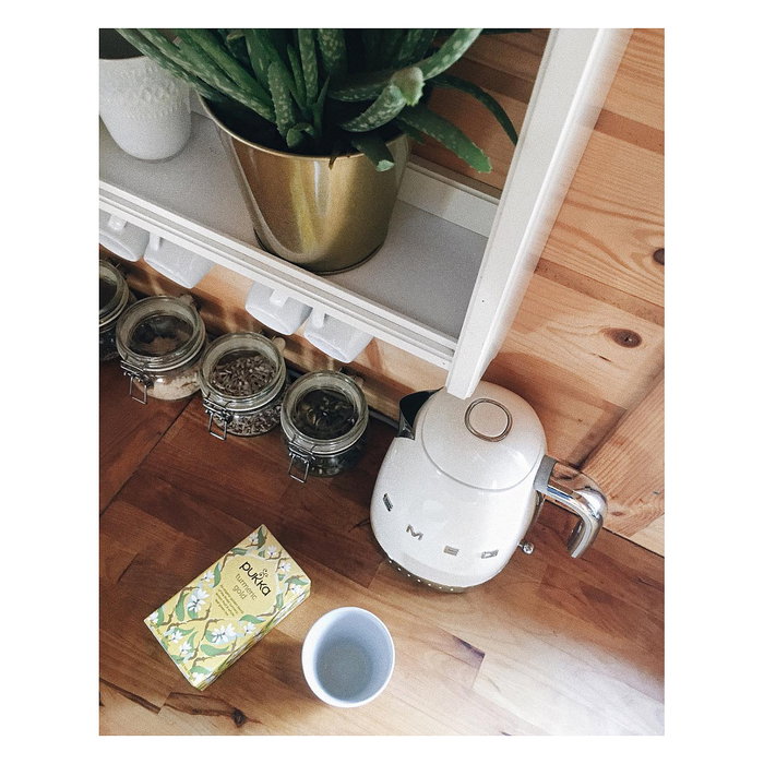 SMEG KLF04CREU Hervidor de Agua Retro 50s Style 1.7L 2400W Acero Inoxidable 7 Temperaturas Color Crema