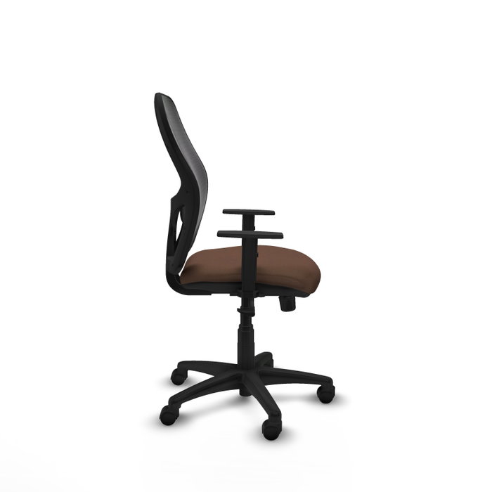 Silla de oficina Alocén con mecanismo Sincro tapizada con Tela color Marrón oscuro y malla color Negro. Equipada con lumbar 1D, Brazos 1D y Ruedas de nailon 50 mm