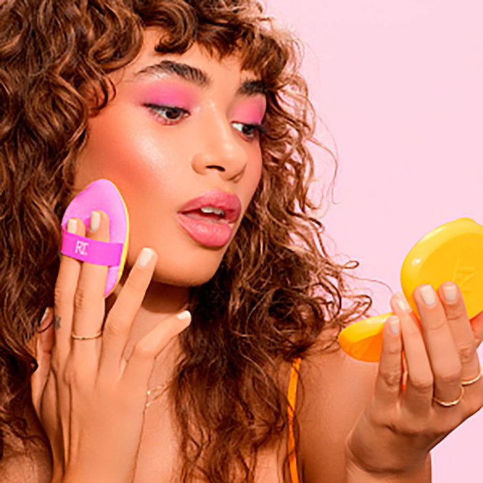 Real Techniques Miracle Esponja de Maquillaje 2 en 1 Powder Puff + Funda de Viaje con Espejo para un Acabado Efecto Filtro (2 u)