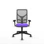 Silla de oficina Motilla con mecanismo Sincro tapizada con Tela color Lila y malla color Gris. Equipada con lumbar 1D, Brazos 3D y Ruedas 65 mm parqué