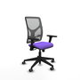 Silla de oficina Motilla con mecanismo Sincro tapizada con Tela color Lila y malla color Gris. Equipada con lumbar 1D, Brazos 3D y Ruedas 65 mm parqué