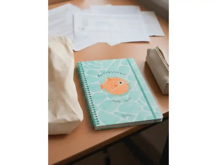 Liderpapel Agenda Escolar 2026-2027 Fantasy C, A5 Día Página, Espiral, Tapa Dura, Interior Bilingüe, Papel FSC 80g, Azul Save Planet, con Gomilla y Pegatinas