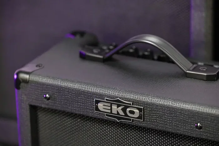 EKO Amplificador de Guitarra Combo G-BS15 Black Stealth 15W, 2 Canales (Clean/Drive), Altavoz 8", EQ 3 Bandas, Entrada Auxiliar y Salida Auriculares
