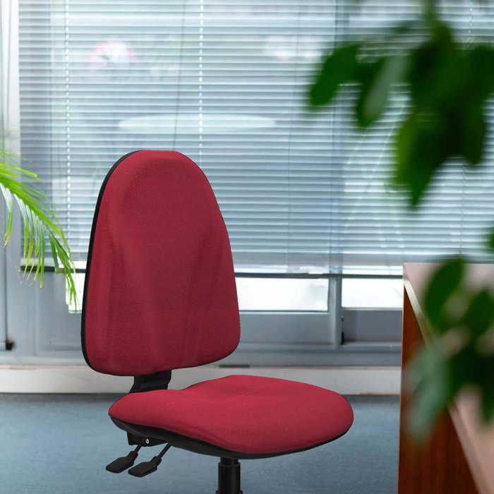 Silla de oficina Algarra con mecanismo Asincro tapizada con Tela color Rosa. Equipada con Base poliamida negra, Sin brazos y Ruedas de nailon 50 mm