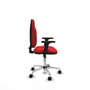 Silla de oficina Algarra con mecanismo Contacto permanente básico tapizada con Similpiel color Rojo. Equipada con Base cromada, Brazos 2D y Ruedas de nailon 50 mm