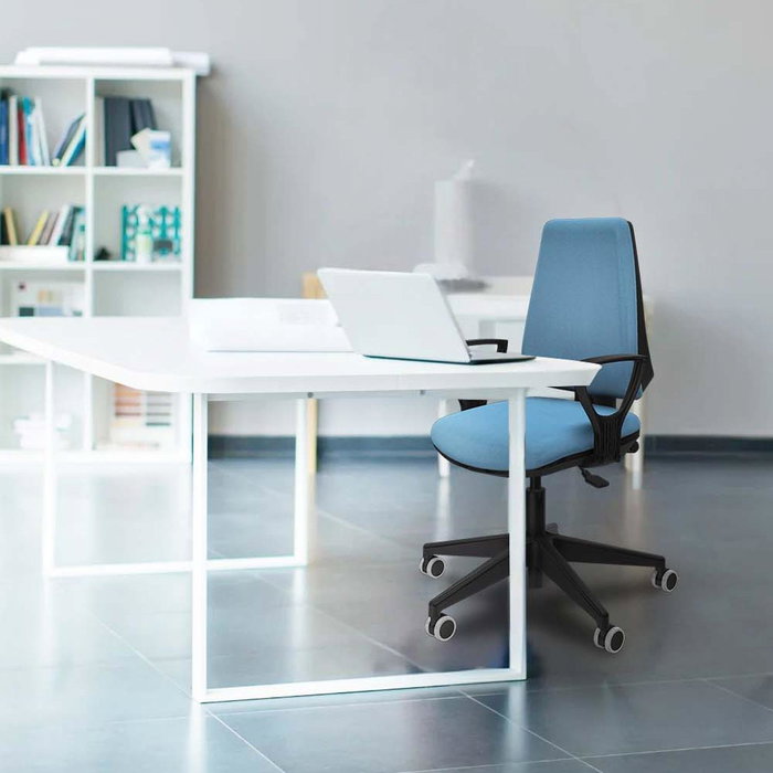 Silla de oficina Elche con mecanismo Asincro tapizada con Tela color Verde esmeralda. Equipada con Base piramidal negra, Brazos fijos y Ruedas 65 mm parqué Silla de oficina Elche con mecanismo Asincro tapizada con Tela color Verde esmeralda. Equipada con Base piramidal negra, Brazos fijos y Ruedas 65 mm parqué