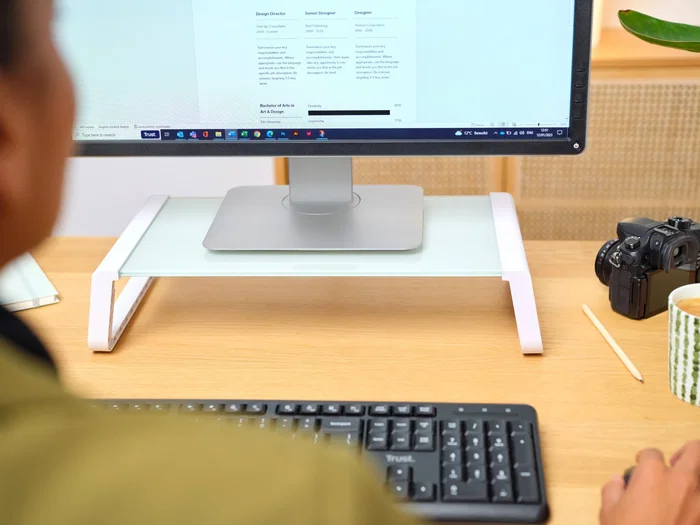 Trust 25351 Soporte para Monitor de Escritorio - Vidrio Templado Transparente y Blanco, Base Ergonómica 50x20 cm, Capacidad 10 kg, Organización de Espacio