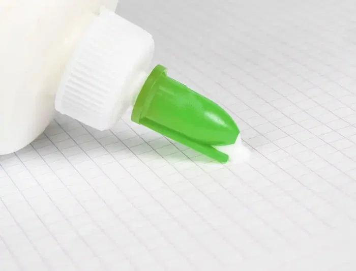 Liderpapel Pegamento Cola Blanca Lavable Bote 1000 ml para Manualidades, Bricolaje y Hogar