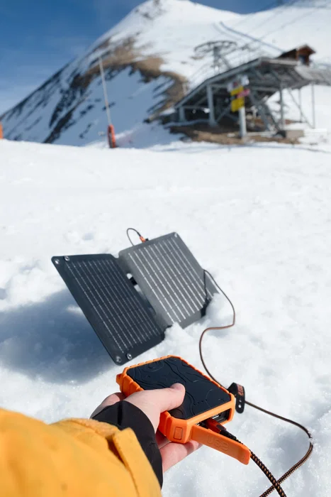 Xtorm XR2S14 Panel Solar Plegable 14W Negro para Exterior con USB-A, USB-C, Carga Doble, Certificación IPX4 y Pantalla LCD - Cargador Solar Portátil