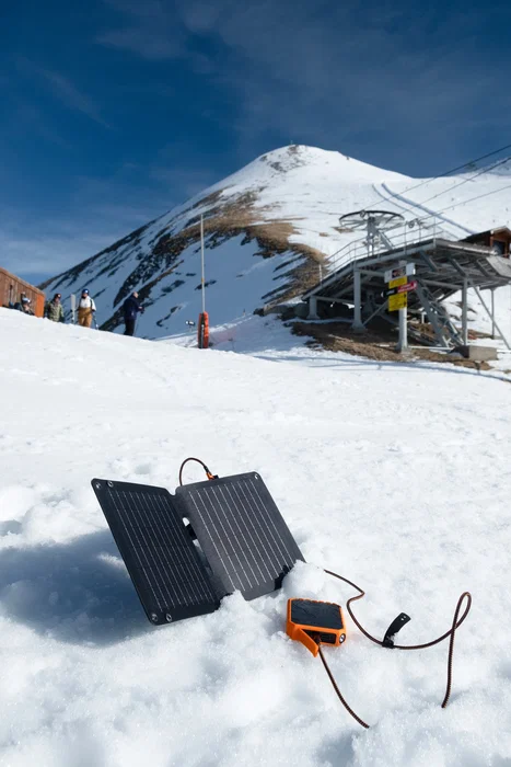 Xtorm XR2S14 Panel Solar Plegable 14W Negro para Exterior con USB-A, USB-C, Carga Doble, Certificación IPX4 y Pantalla LCD - Cargador Solar Portátil