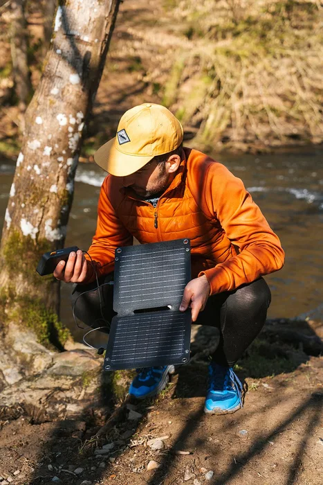 Xtorm XR2S14 Panel Solar Plegable 14W Negro para Exterior con USB-A, USB-C, Carga Doble, Certificación IPX4 y Pantalla LCD - Cargador Solar Portátil