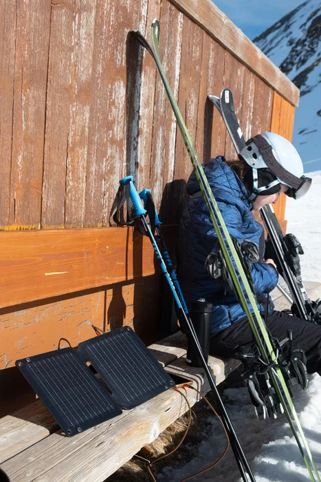 Xtorm XR2S14 Panel Solar Plegable 14W Negro para Exterior con USB-A, USB-C, Carga Doble, Certificación IPX4 y Pantalla LCD - Cargador Solar Portátil