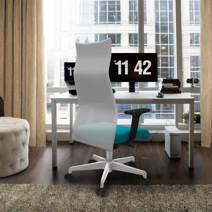 Sillón Albacete con mecanismo Sincro tapizada con Tela color Morado y malla color Negro. Equipado con Base poliamida blanca, Brazos 2D y Ruedas 65mm nailon